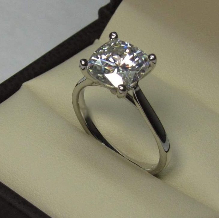 2.00 Ct VVS1 Cushion Cut Solitaire Diamond Engagement Ring in Sterling silber